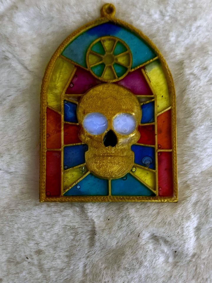 A filled Gothic Skull Window ornament